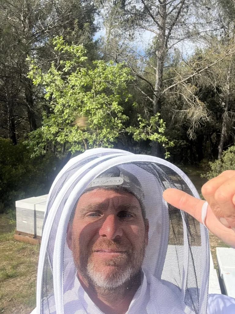 Apiculteur des Ruchers des Richets devant ses ruches à Jouques, en Provence