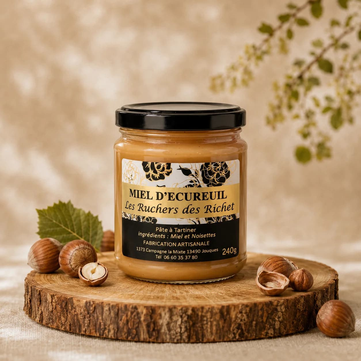 Pot fermé de pâte à tartiner miel et noisettes Les Ruchers des Richet, posé sur une rondelle de bois entouré de noisettes