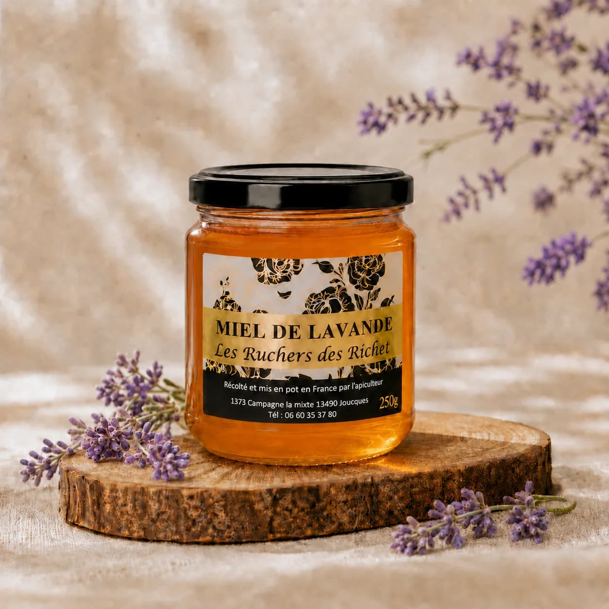 Pot fermé de miel de lavande Les Ruchers des Richet, 250 g, posé sur une rondelle de bois avec des brins de lavande